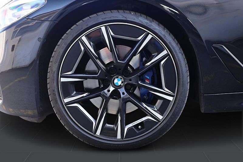 BMW Řada 5 530d xDrive Touring - fotka 5 z 15