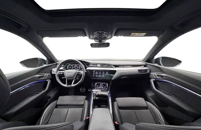 Audi Q8 e-tron 55 Sportback Q 360 Matrix Pano - fotka 17 z 36