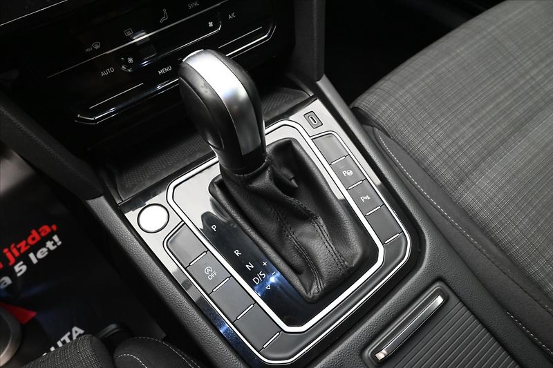 Volkswagen Passat 2,0 TDI 110kW DSG Business Zár - fotka 23 z 31