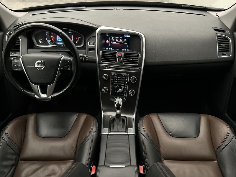 Volvo XC60 D5 AWD SUMMUM AUT CZ - fotka 2 z 38
