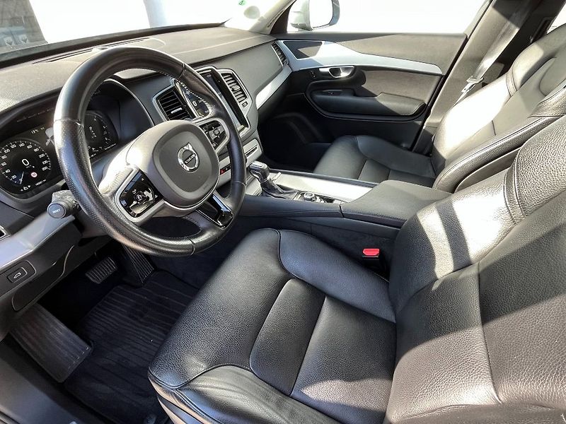 Volvo XC90 Momentum D5 AWD 173kW - fotka 22 z 32