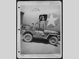 Americký Jeep Willys MB u bočního okna čtyřmotorového bombardéru B - 24 Liberator.