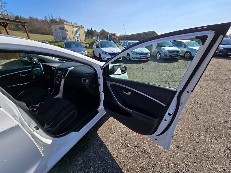 Hyundai i30 (2016) 1.6 CRDi ,nové CZ ,serviska - fotka 20 z 24