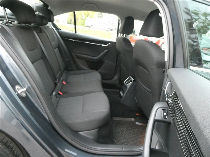 Škoda Octavia 2,0 TDi 110kW DSG STYLE, ČR - fotka 27 z 39
