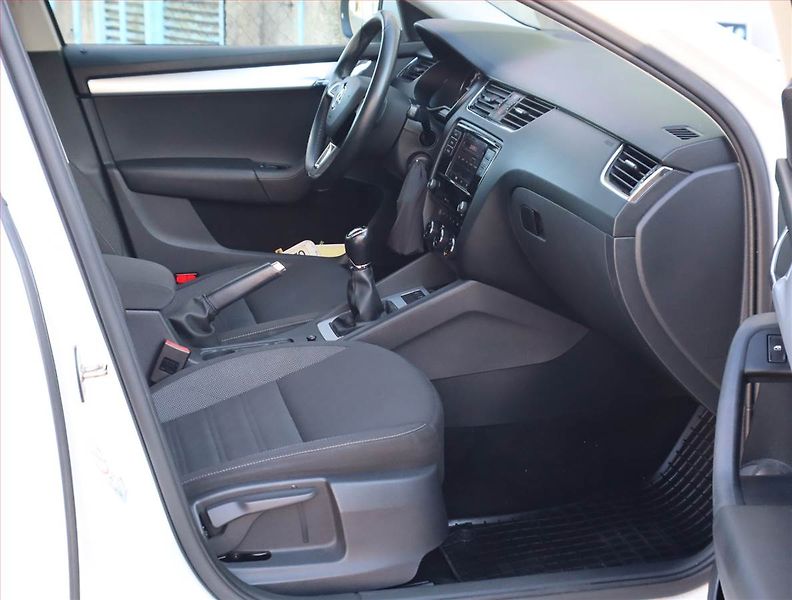 Škoda Octavia (2019) 1.6 TDI, Tempomat - fotka 9 z 16