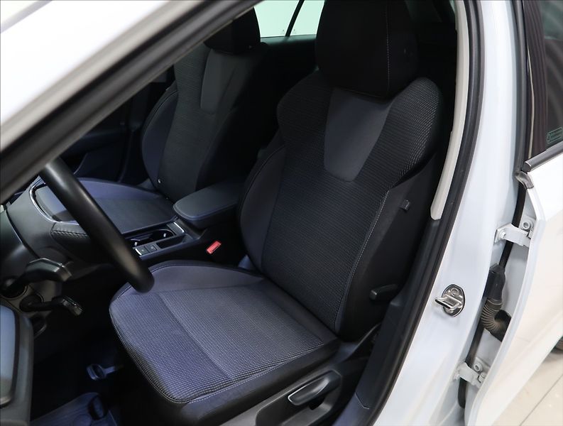 Škoda Octavia 2,0 TDI VÝHŘEV 1. MAJ ČR DPH - fotka 32 z 47