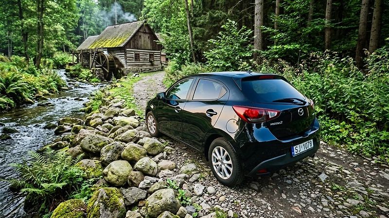 Mazda 2 1.5  66kw  facelit max.výbava - fotka 29 z 45