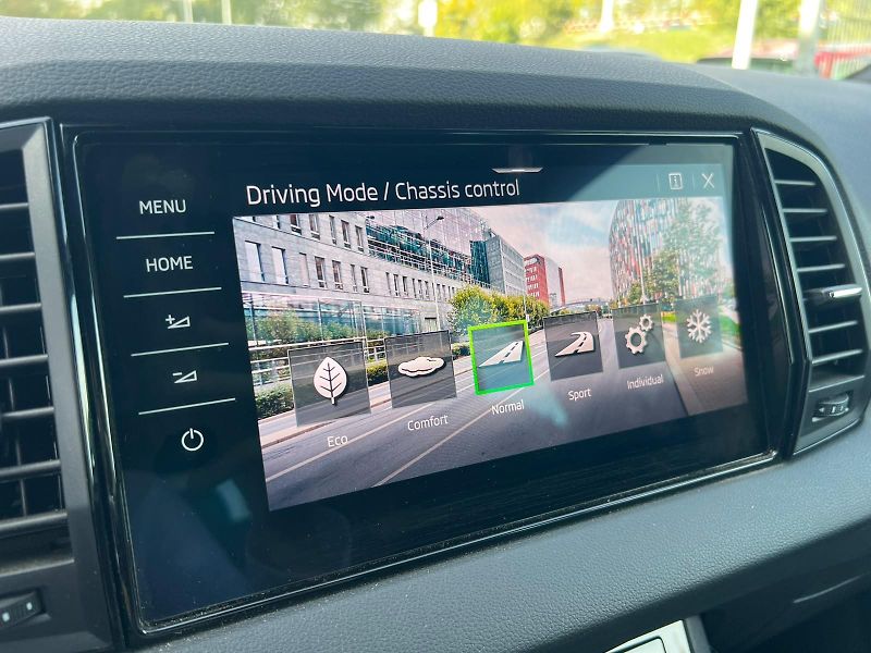 Škoda Karoq Sportline Exclusive 2,0 TDI 11 - fotka 17 z 30