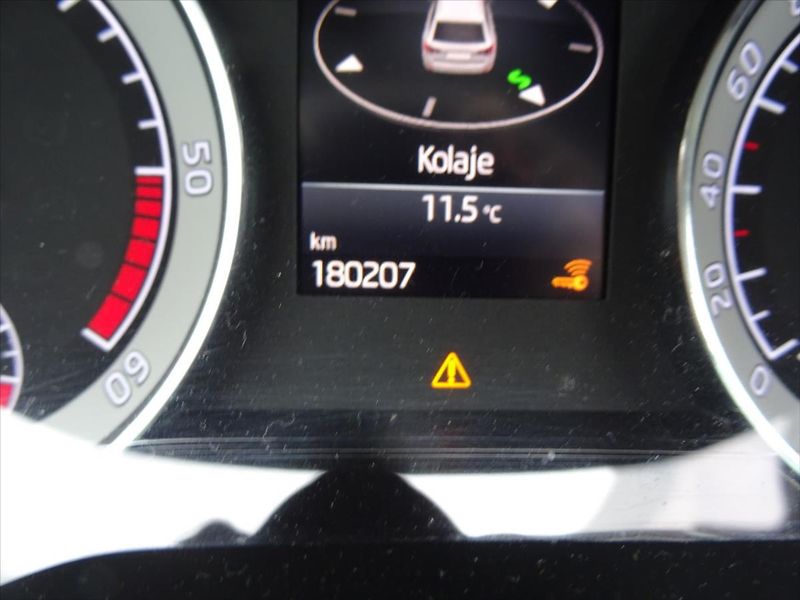 Škoda Superb 1,6 TDI 88 kW Automat - fotka 20 z 27