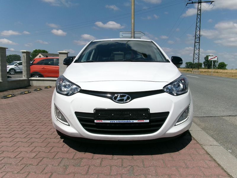 Hyundai i20 (2014) 1,2i - ZADÁNO - fotka 8 z 25