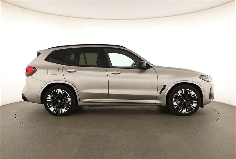 BMW iX3 (2022) 80 kWh, SoH 99% - fotka 6 z 20