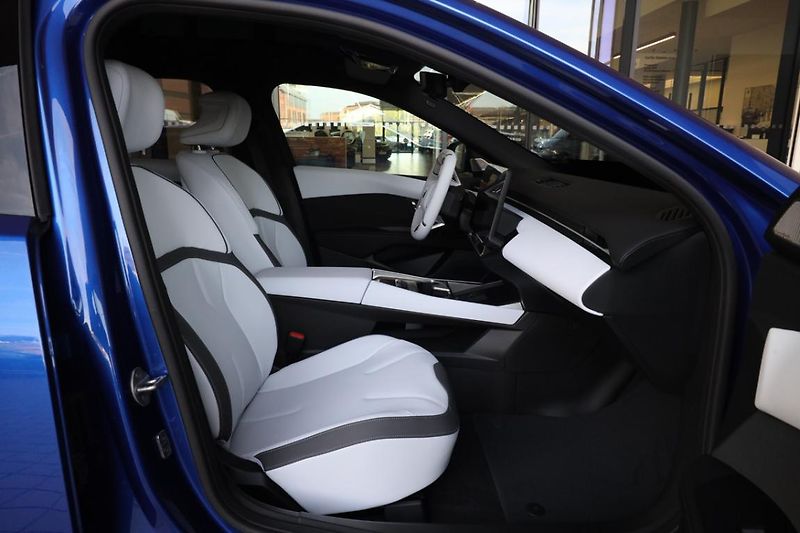BMW Řada 3 i3 50 xDrive - fotka 13 z 16