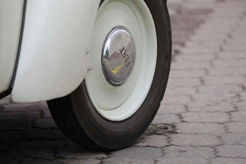 Na akci Jízda do vrchu a výstava historických vozidel se představilo na tři sta automobilů a motocyklů.