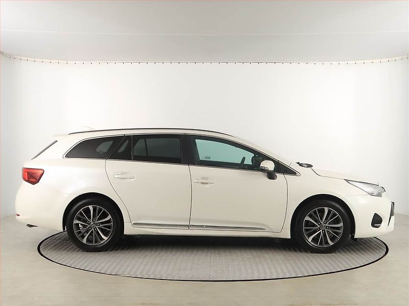 Toyota Avensis (2015) 2.0 D-4D, Navi, Tempomat - fotka 6 z 17