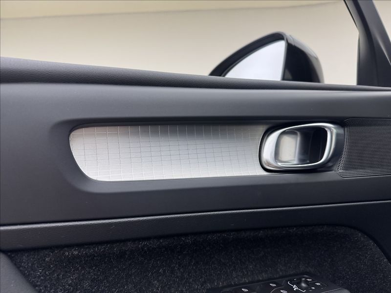 Volvo XC40 2,0 D3 AUTOMAT VÝHŘEV TAŽNÉ - fotka 27 z 41
