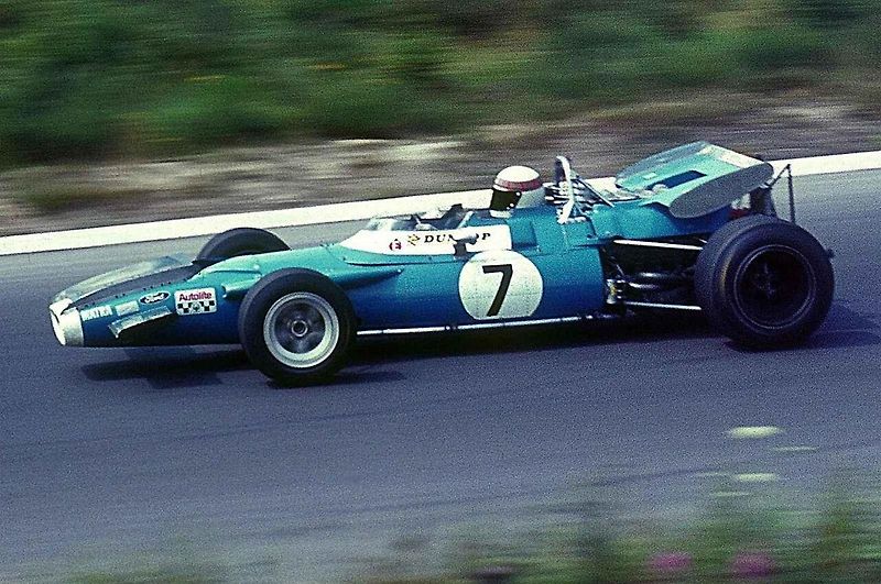 Před nedávnem jeden z legendárních závodníků Formule 1 všech dob Jackie Stewart, kterému se přezdívalo „Létající Skot“, oslavil 85. narozeniny.