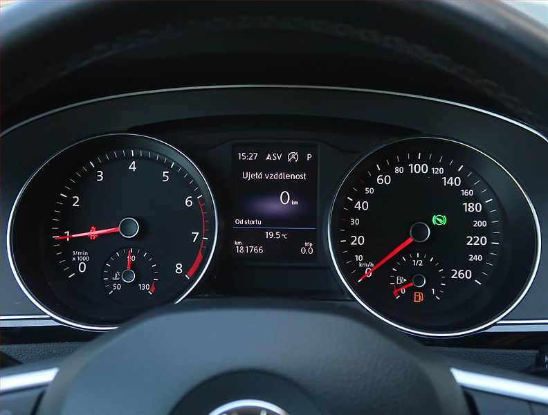 Volkswagen Passat (2020) 1.5 TSI, Automat, Kůže, Navi - fotka 11 z 19