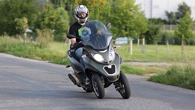 Piaggio MP3 500ie Sport LT (vlevo) a Piaggio Medley 125ie.