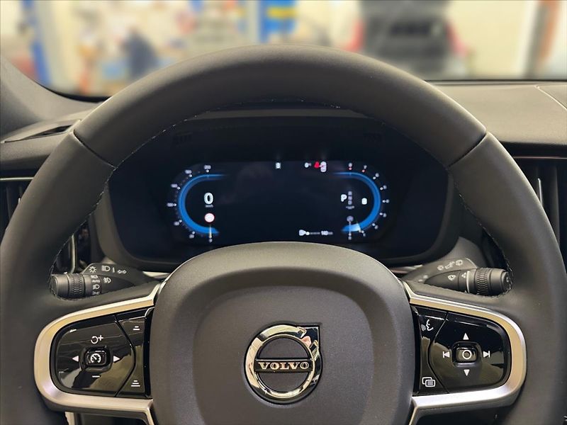 Volvo XC60 (2025) 2,0 B5 AWD Plus Dark 5949 - fotka 8 z 15
