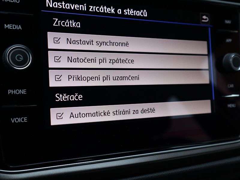 Volkswagen T-Roc 1,6 TDi Style LED Webasto Asis - fotka 24 z 39