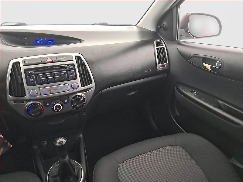 Hyundai i20 (2013) 1.2, nová STK, Tažné - fotka 8 z 15