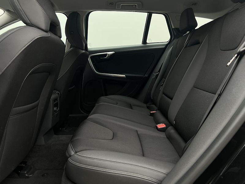 Volvo V60 D3 MOMENTUM AUT  - fotka 6 z 36