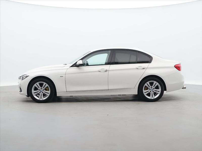 BMW Řada 3 2,0 320i 135kW CZ xDrive Sport - fotka 4 z 38