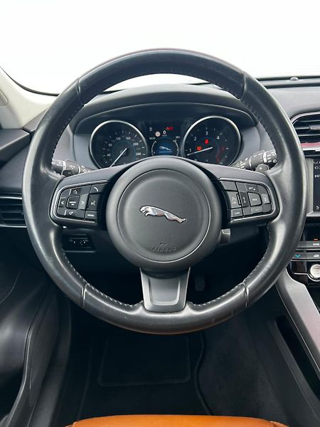 Jaguar F-Pace 20d Aut. Prestige AWD PANO TZ  - fotka 10 z 25