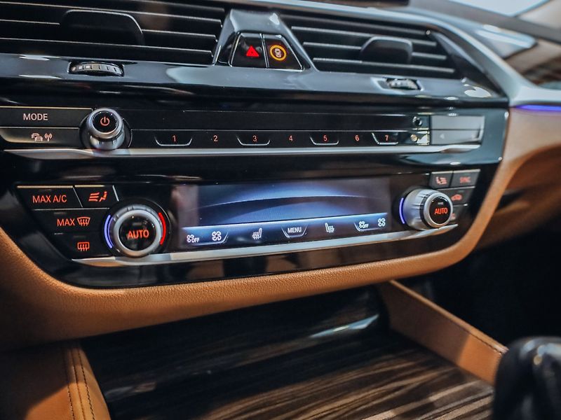 BMW Řada 5 530d xDrive 210 kW - fotka 16 z 28