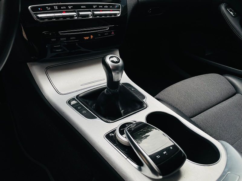 Mercedes-Benz Třídy C 220D MANUÁL VÝHŘEV SENZORY LED - fotka 38 z 52
