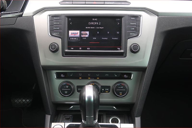 Volkswagen Passat (2016) 2.0 TDI, Automat, Navi - fotka 12 z 17