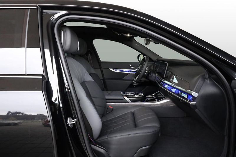 BMW Řada 7 740d xDrive Sedan - fotka 26 z 37