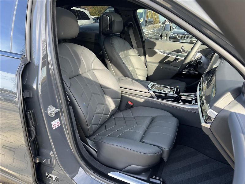 BMW Řada 7 750e Msport Pro xDrive - fotka 9 z 43