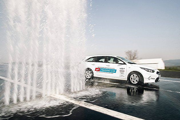 Výcvik řidičů osobních automobilů., zdroj: Se svolením Autodromu Most