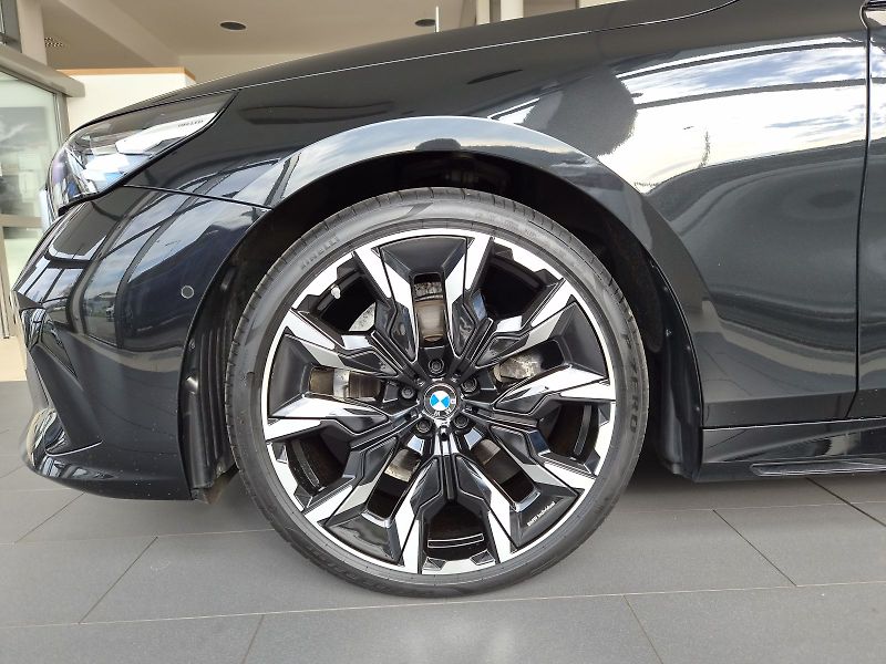 BMW Řada 5 520 xDrive - fotka 5 z 38