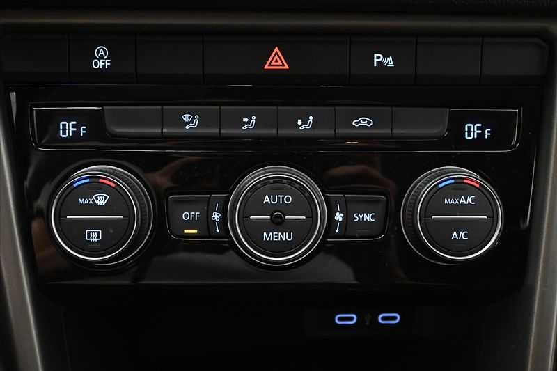 Volkswagen T-Roc 2,0 TDI 110kW Clever Navi Záru - fotka 21 z 30