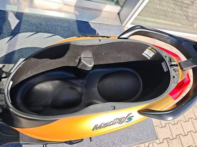 Piaggio Medley 125 (2025) najeto 1.801 Km - fotka 17 z 19