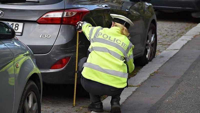 Řidičce ujelo auto s dětmi.
