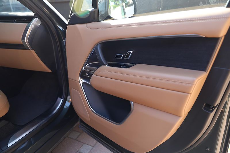 Land Rover Range Rover (2023) 3.0D mHEV D250 HSE AWD AT - fotka 39 z 42