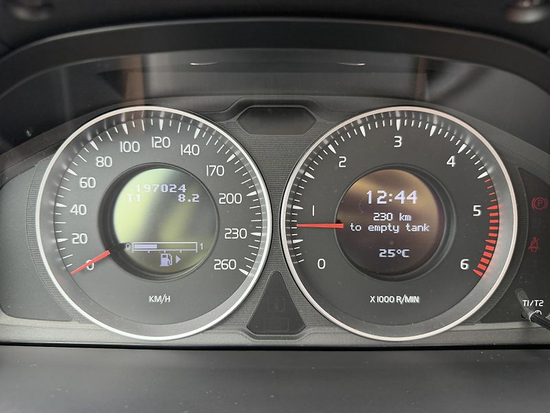 Volvo XC70 2.4 D4 4X4 MANUAL SERVISKA - fotka 18 z 45