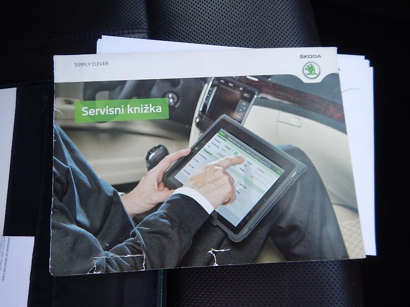 Škoda Superb 2.0 TDI, DSG, L&K, DIGIKLIMA - fotka 34 z 37
