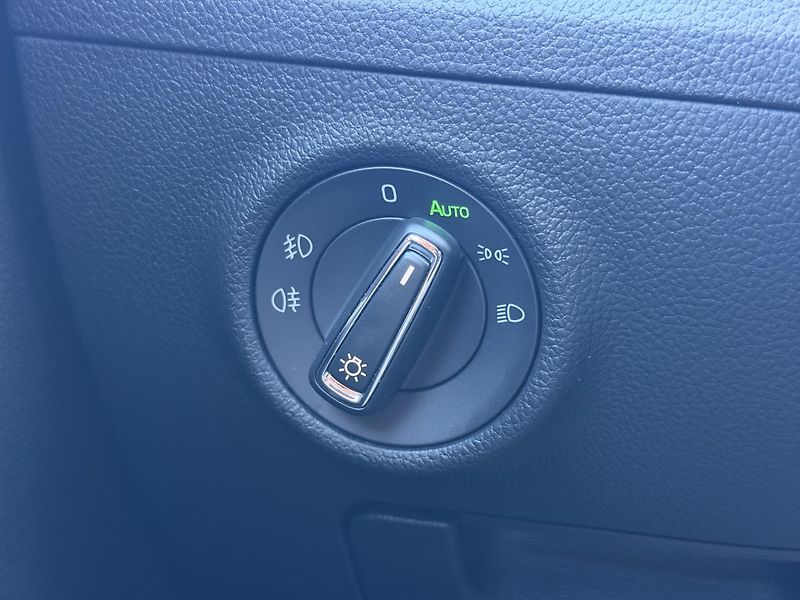 Škoda Superb 2.0 TDI 110kW L&K Combi DSG - fotka 30 z 38