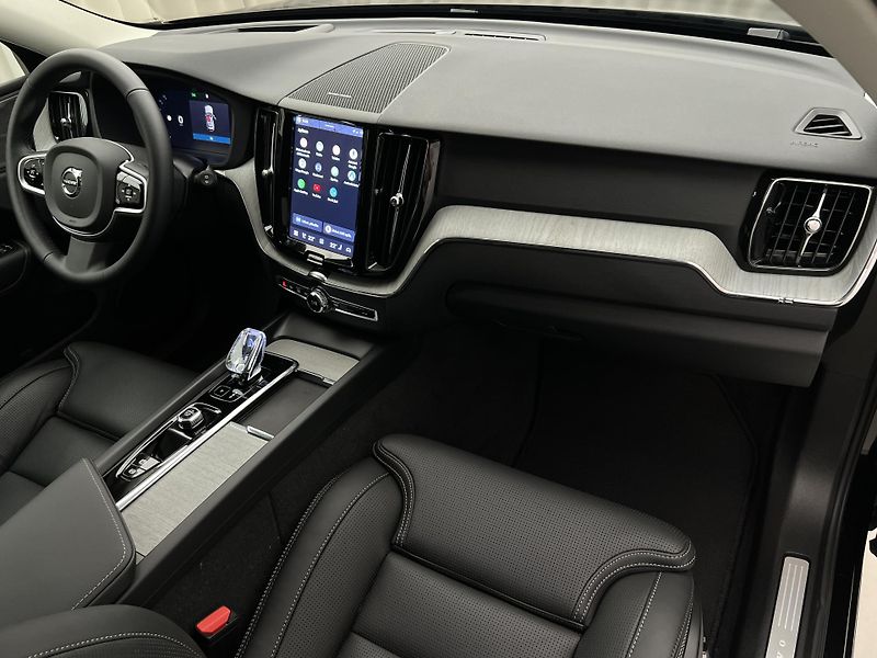 Volvo XC60 B5 AWD DARK PLUS AUT  - fotka 23 z 45