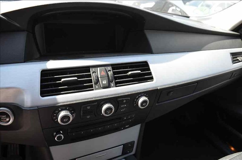 BMW Řada 5 (2008) 560 TOURING - fotka 27 z 33