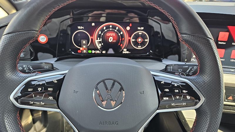 Volkswagen Golf (2024) GTI 2.0TSI 180kW DSG - fotka 19 z 34