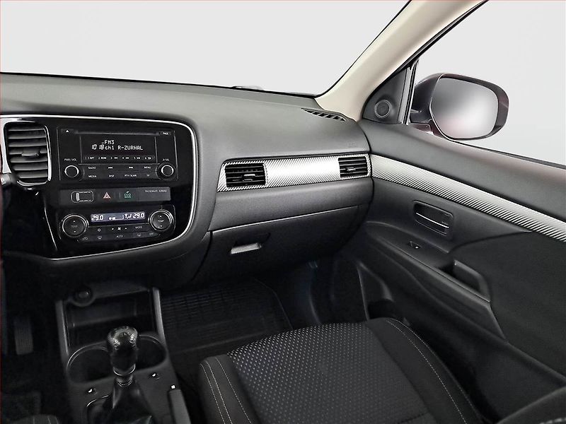 Mitsubishi Outlander (2016) 2.2 DI-D, 4X4, ČR,1.maj - fotka 8 z 14
