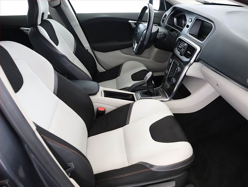 Volvo V40 (2013) 2.0 D3, Navi, Tempomat - fotka 7 z 17