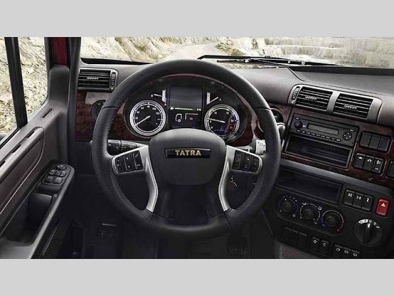 Tatra Force 8x8 – vozidlo pro přepravu potrubí.