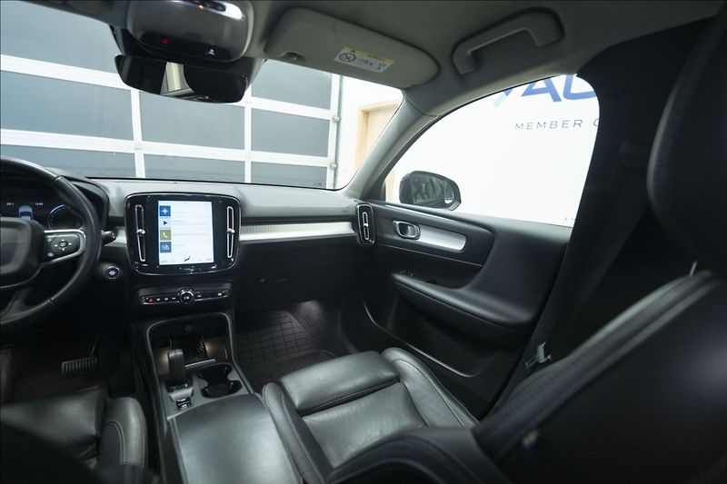 Volvo XC40 2,0 T5 AWD NAVI KAMERA TAŽNÉ - fotka 15 z 47