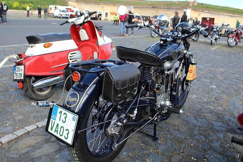 Nádherně zrenovovaný motocykl Praga BD 500 DOHC byl k vidění při nedávném srazu historických vozidel v severočeském Terezíně.